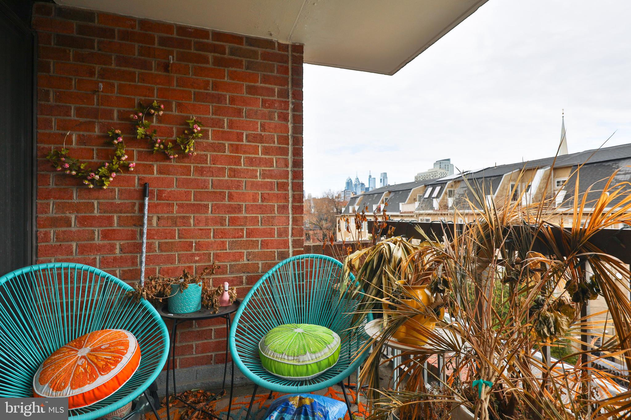 QUEEN VILLAGE - Residential