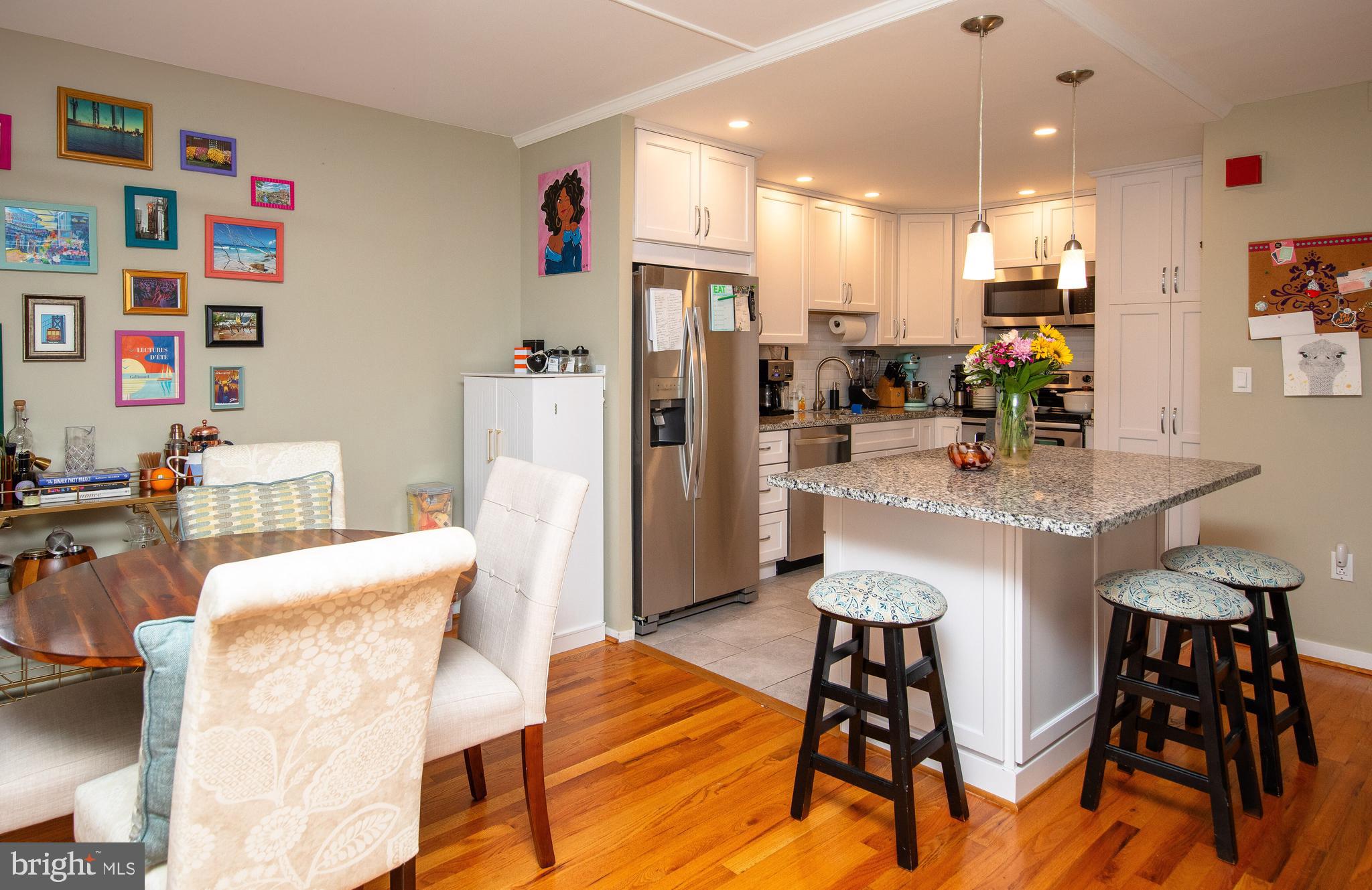 QUEEN VILLAGE - Residential