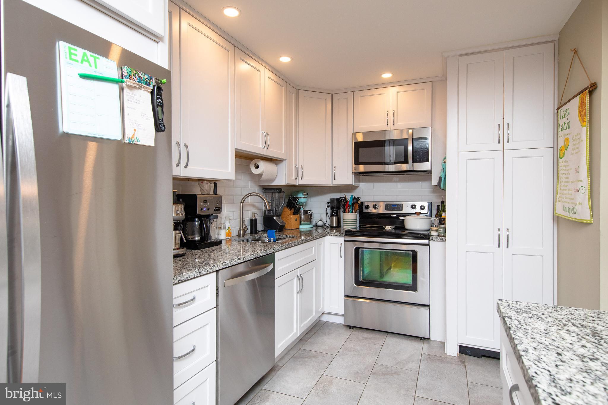 QUEEN VILLAGE - Residential