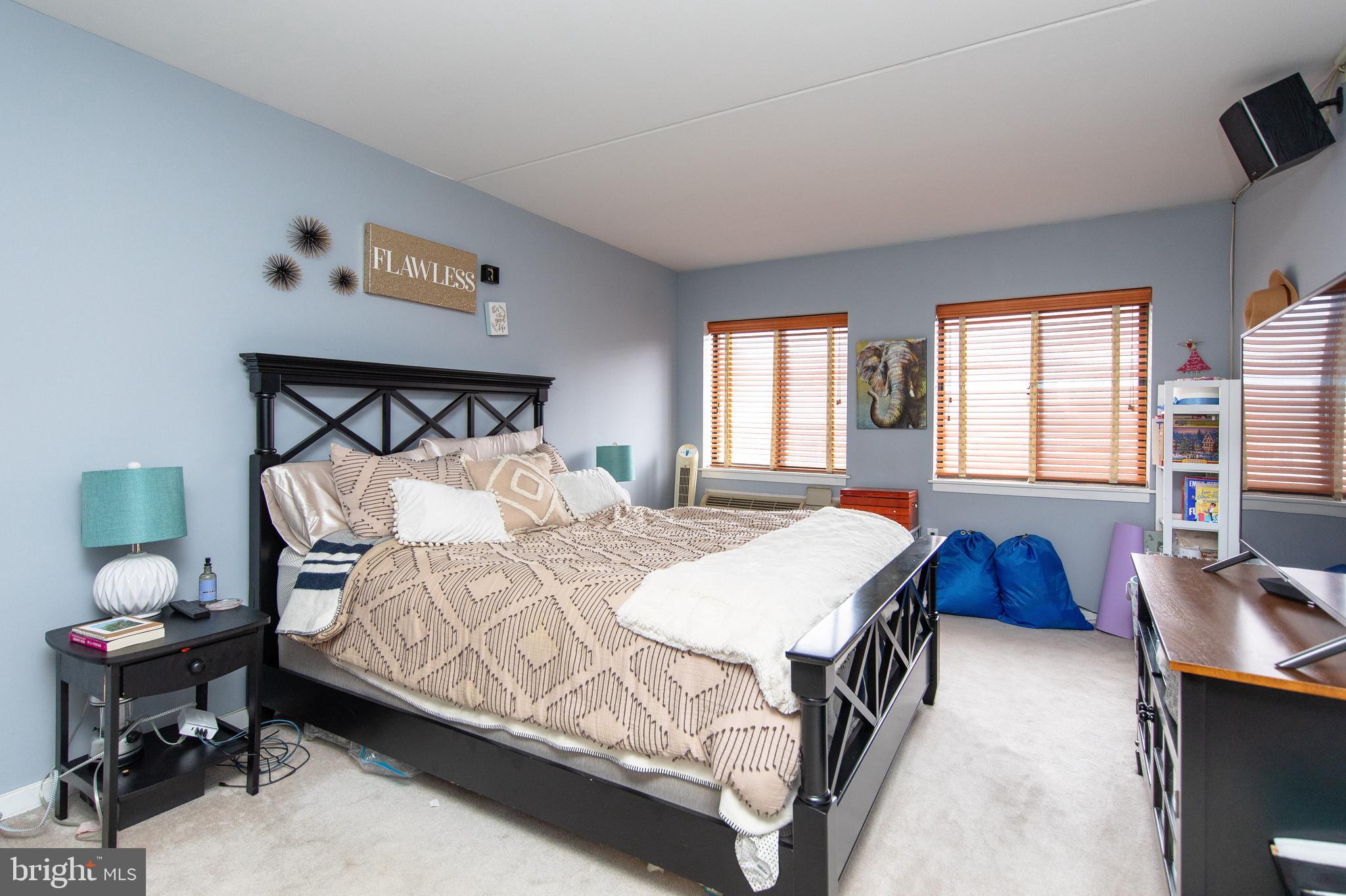 QUEEN VILLAGE - Residential