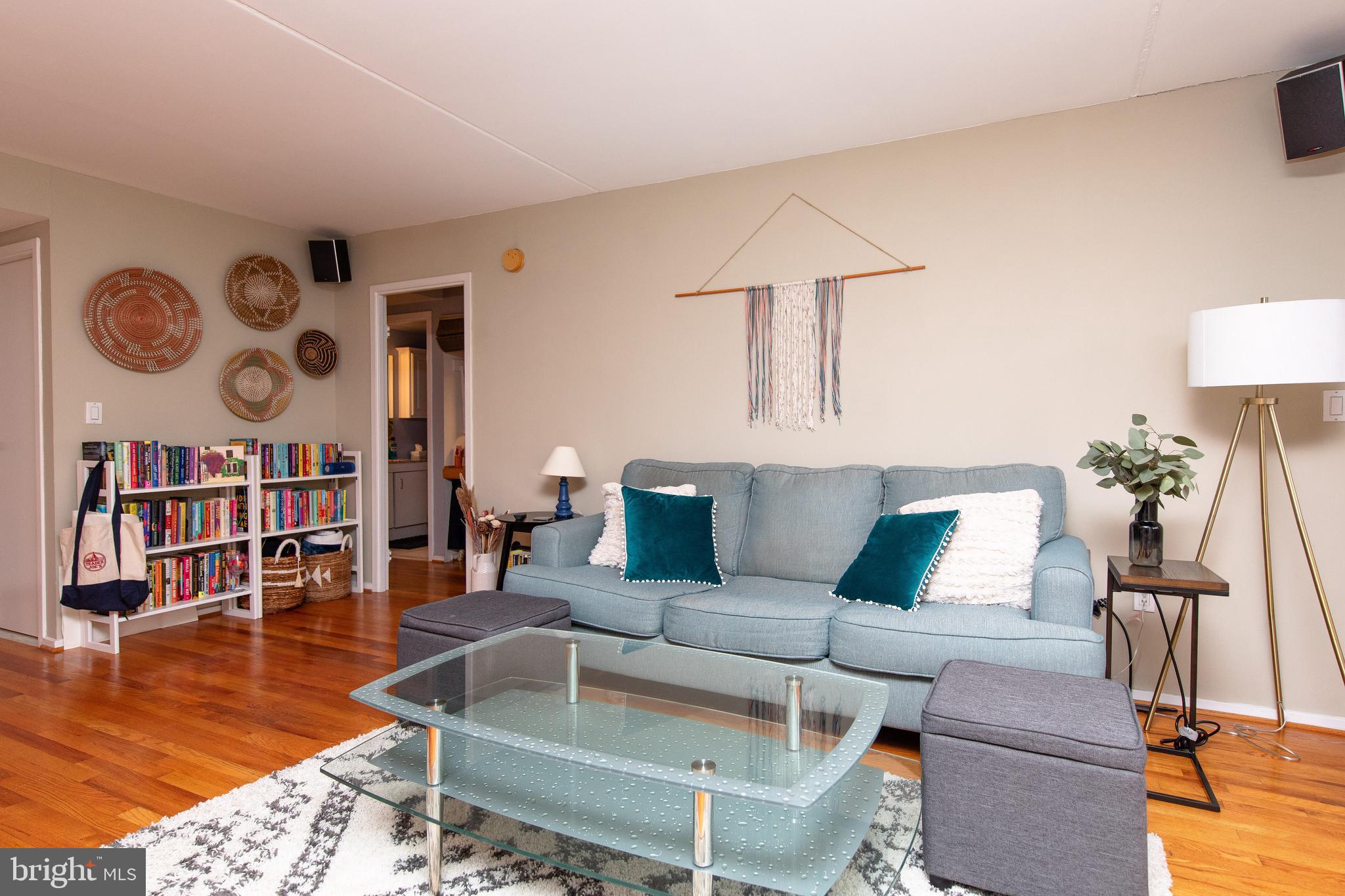 QUEEN VILLAGE - Residential