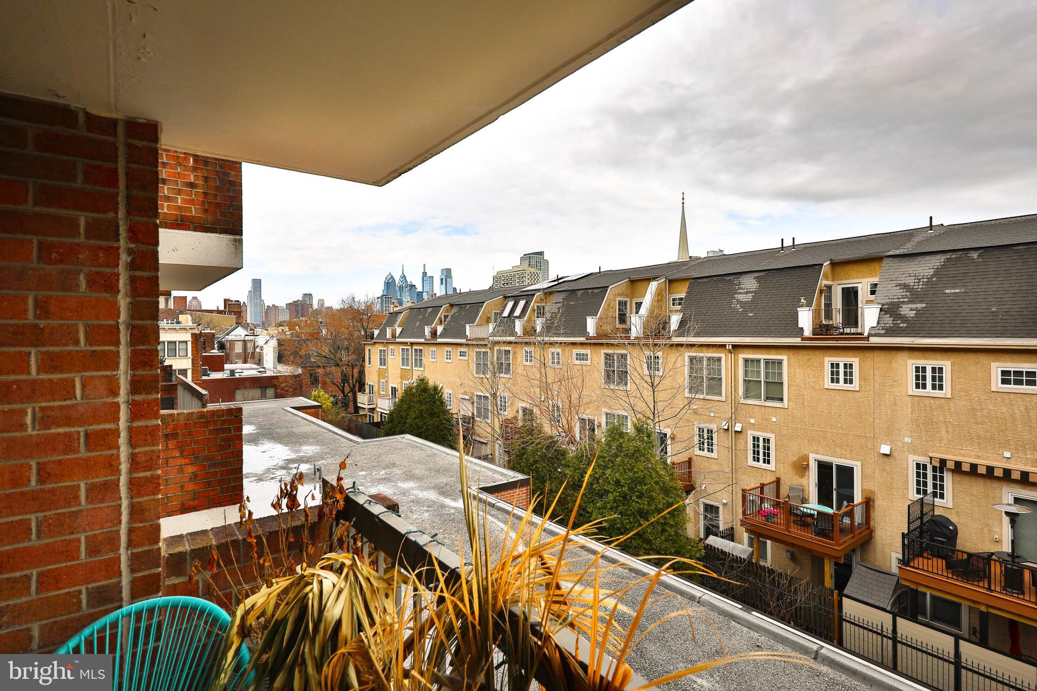 QUEEN VILLAGE - Residential