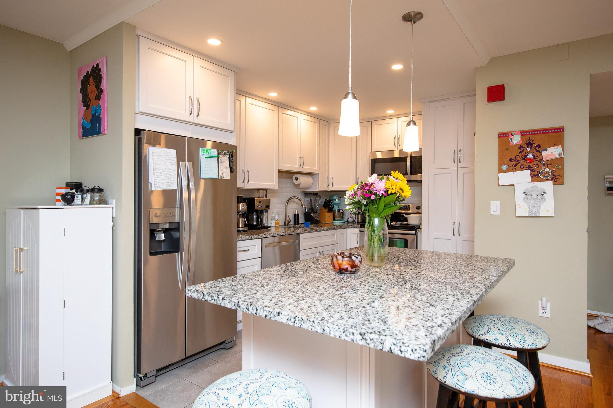 QUEEN VILLAGE - Residential