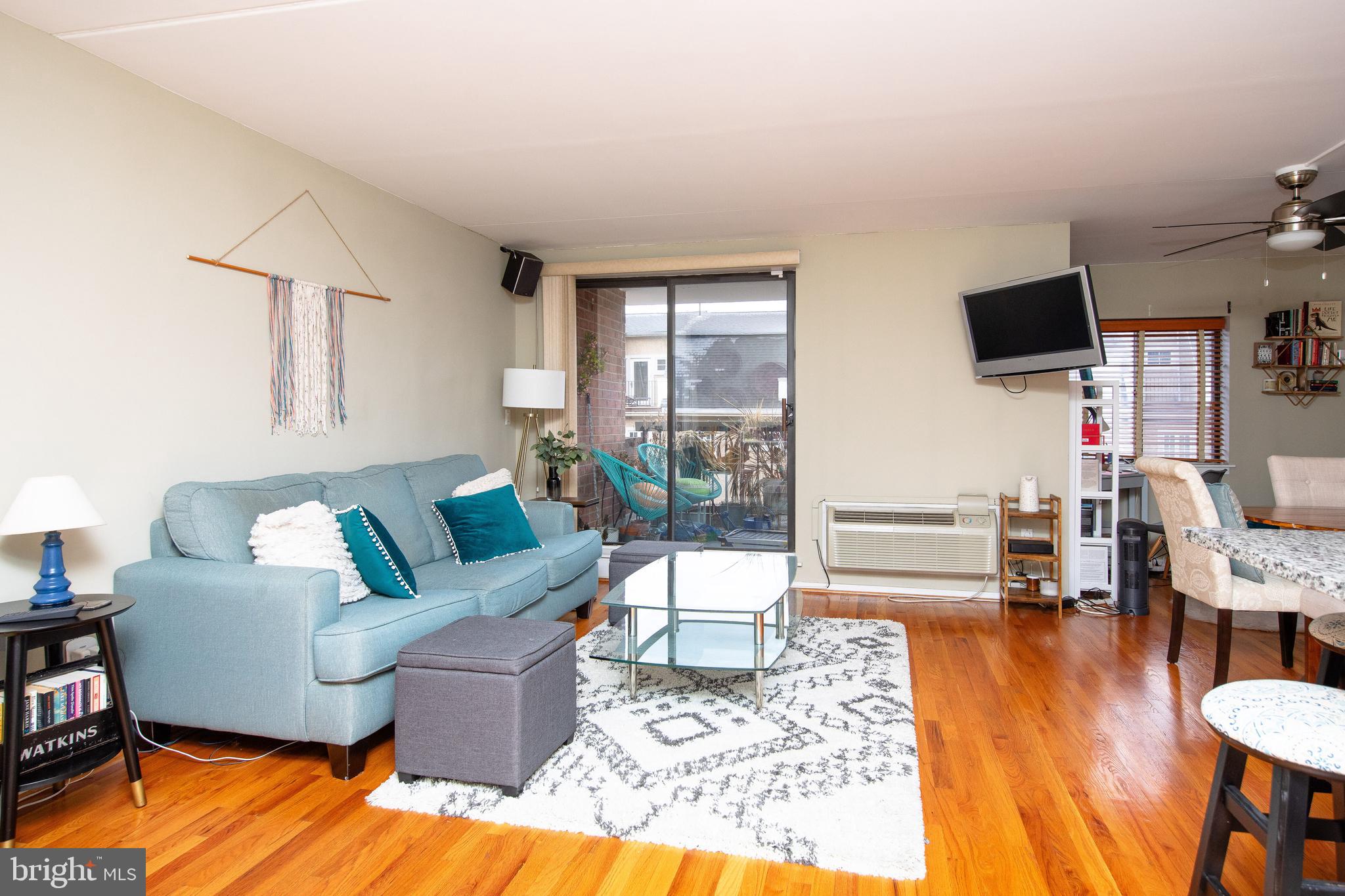 QUEEN VILLAGE - Residential