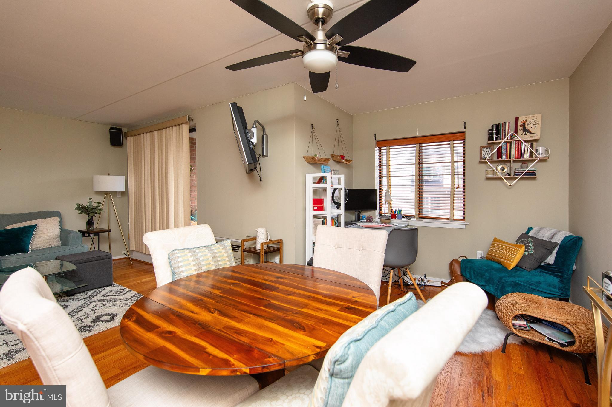 QUEEN VILLAGE - Residential