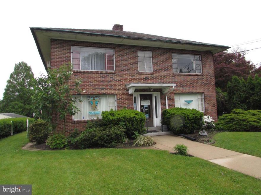 LONG ESTABLISHED CHIROPRACTIC BUSINESS ON THE FIRST FLOOR AND A ONE BEDROOM APT ON THE SECOND FLOOR THAT BRINGS IN $750/MONTH(TENANT WOULD LIKE TO STAY BUT WILL MOVE WITH NOTICE.  THE BUSINESS IS NOT FOR SALE (THEY ARE MOVING THE BUSINESS) REAL ESTATE ONLYTHERE IS A 2 CAR GARAGE AND OFF STREET PARKING IN THE BACK.  ON STREET PARKING IN THE FRONT OF THE BUILDING.
