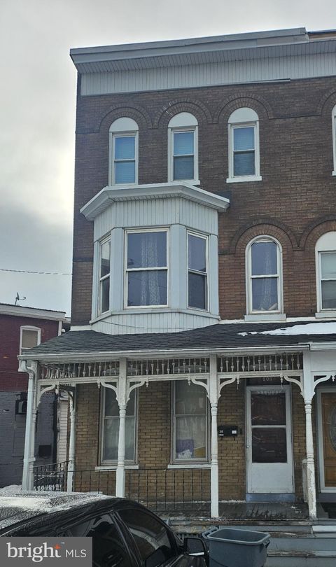 Photo of 906 Clayton Avenue, YORK, PA 17401 (MLS # PAYK2098220)