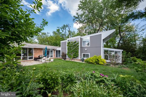 Photo of 2103 Marthas Road, ALEXANDRIA, VA 22307 (MLS # VAFX2299642)