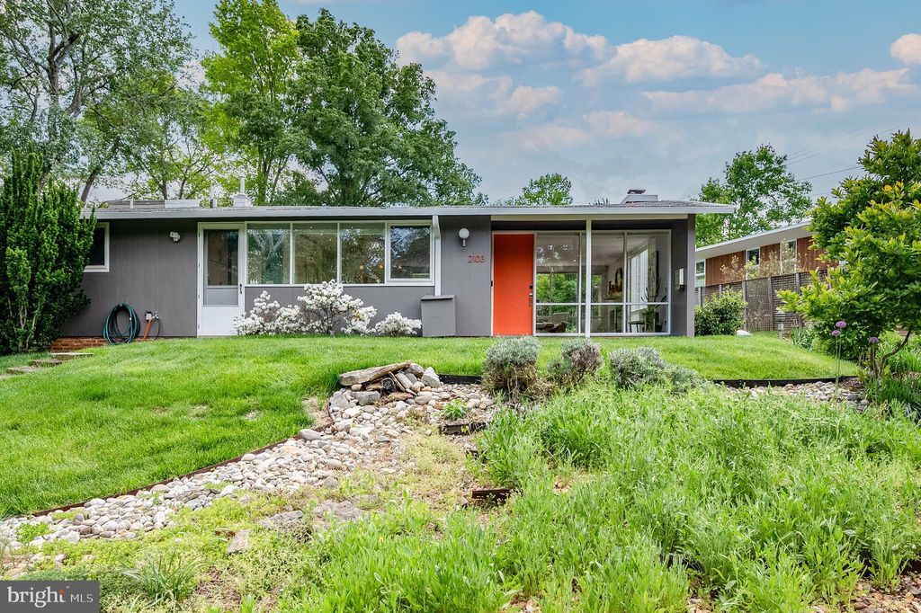 Photo of 2103 Marthas Road, ALEXANDRIA, VA 22307 (MLS # VAFX2299642)
