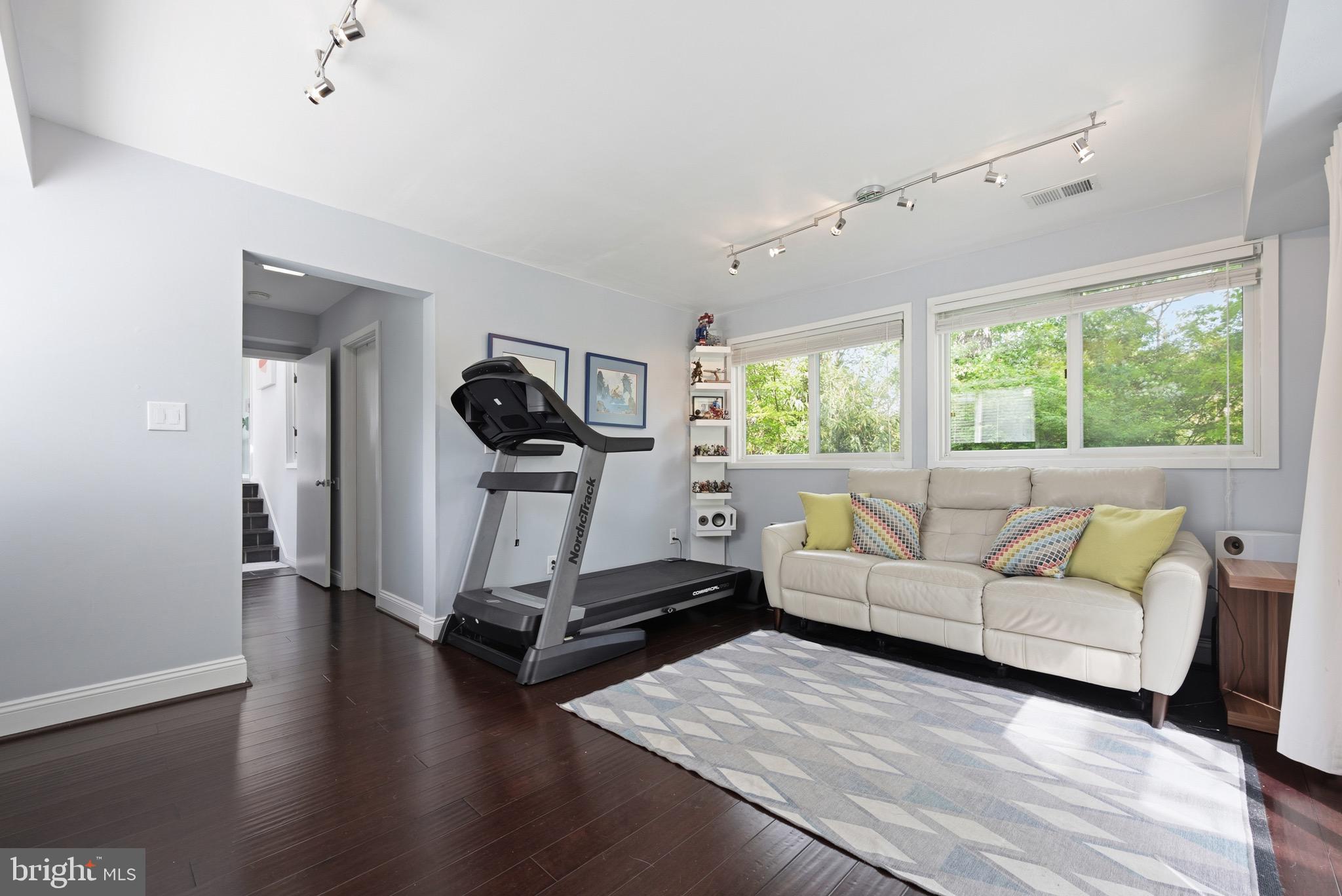 HOLLIN HILLS - Residential