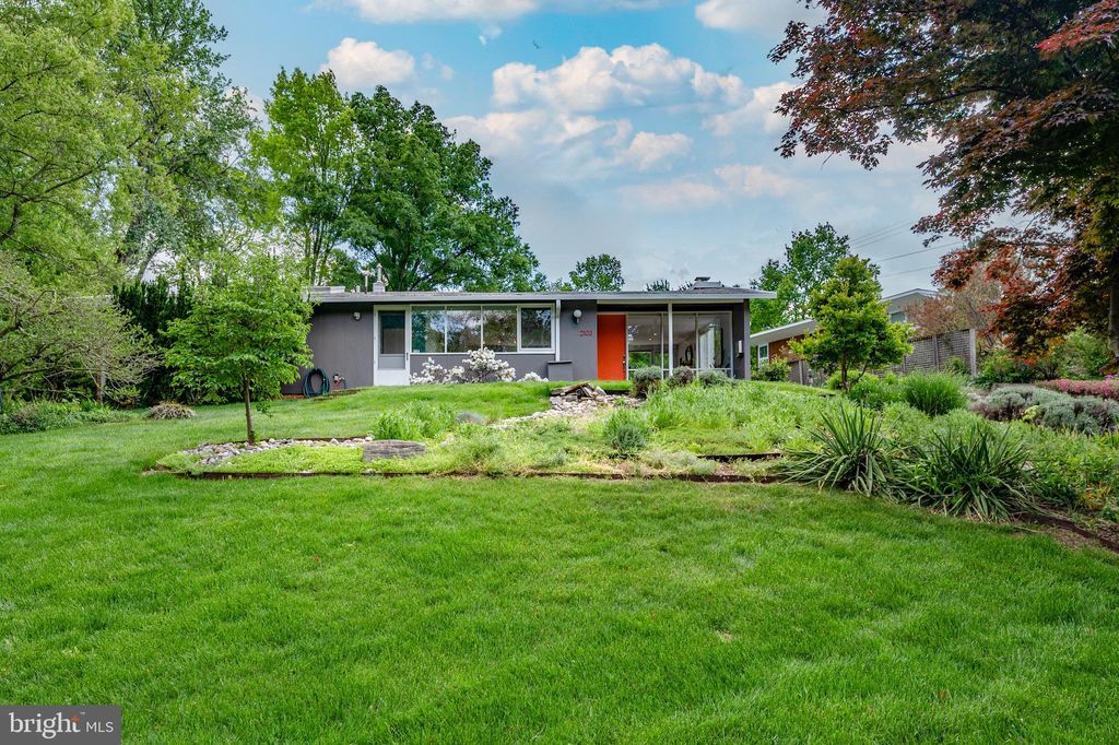 Photo of 2103 Marthas Road, ALEXANDRIA, VA 22307 (MLS # VAFX2299642)