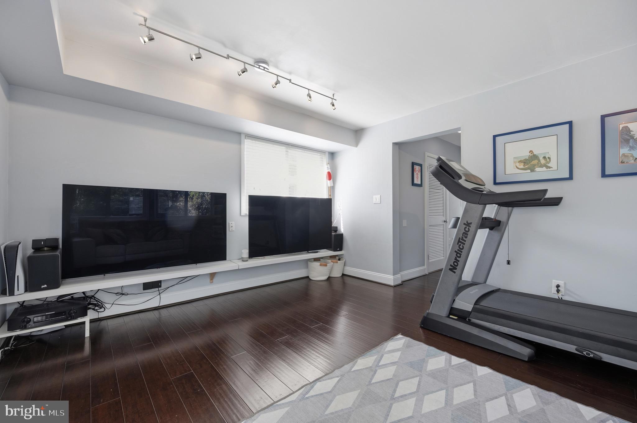 HOLLIN HILLS - Residential