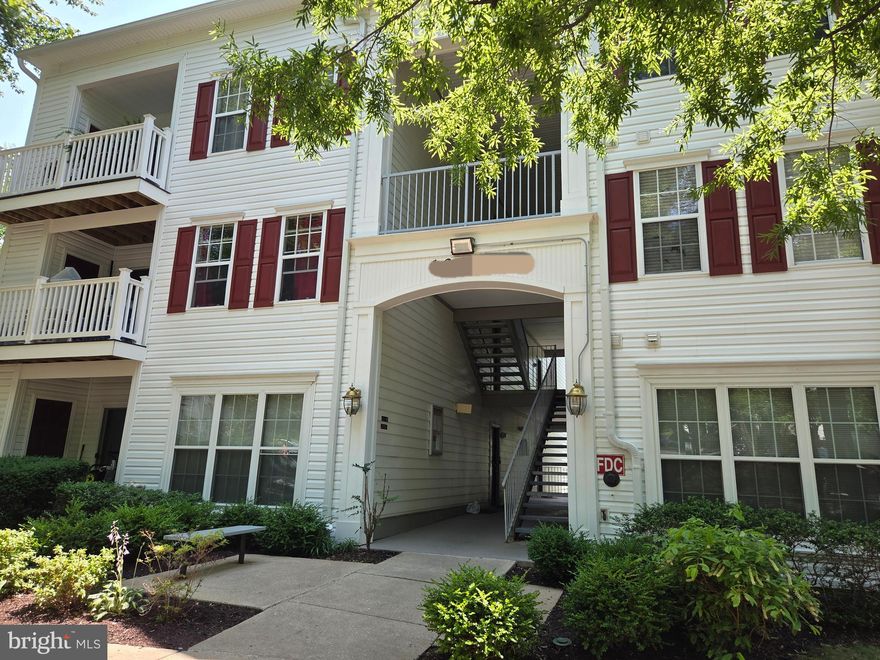 Terrific unit is in excellent condition. Fantatstic location - Beautifully remodeled unit is ready for you. 
Management company requires a 700 or higher credit score via Rentspree (TransUnion). Rental references will be contacted by management company. Well-documented proof of income resources required. Applicants must complete 2 forms (see Bright Listing Documents) to be provided in addition to the online rental application (contact Listing Agent for application link). There is a non refundable $50 per applicant fee. Must provide 1 month's security deposit. The listing agent represents the landlord. No pets, however Owner Management may consider 1 cat on case by case basis.  *1st of month possessions only*.