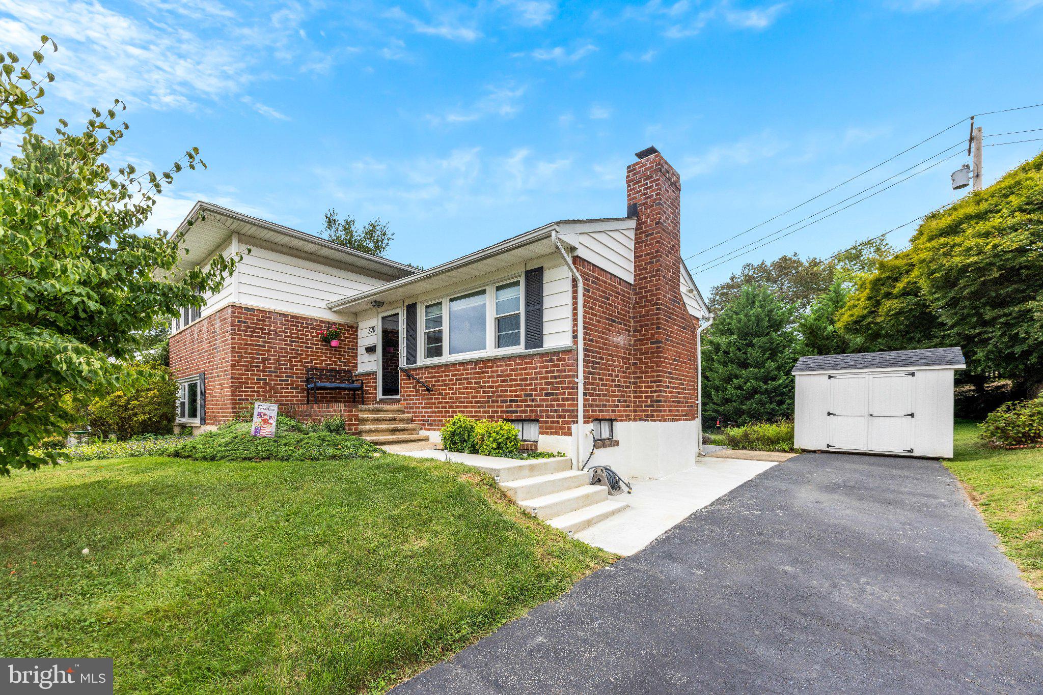 820 SCARLETT DRIVE