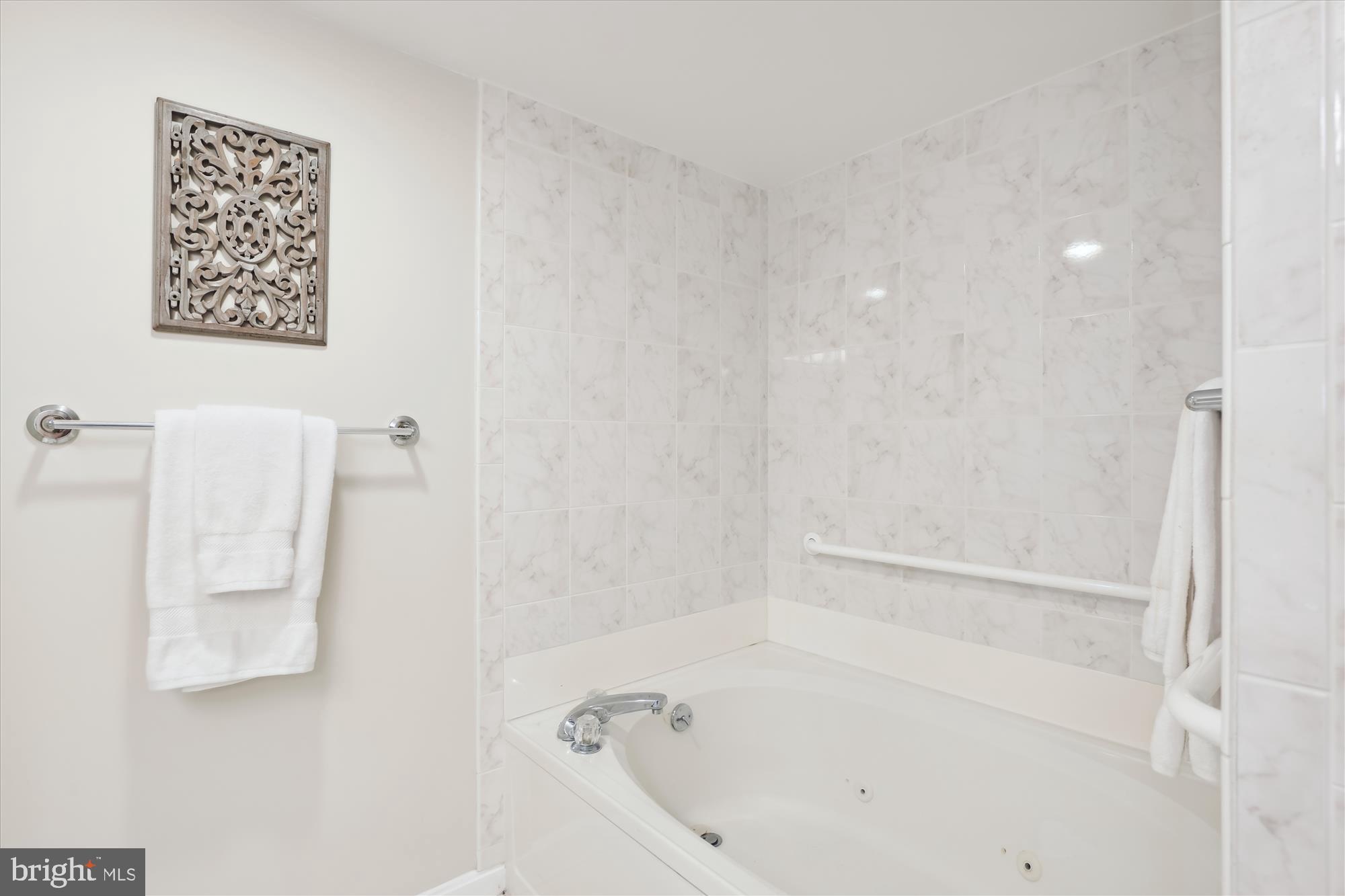 CARLYLE TOWERS CONDOMINIUM - Residential