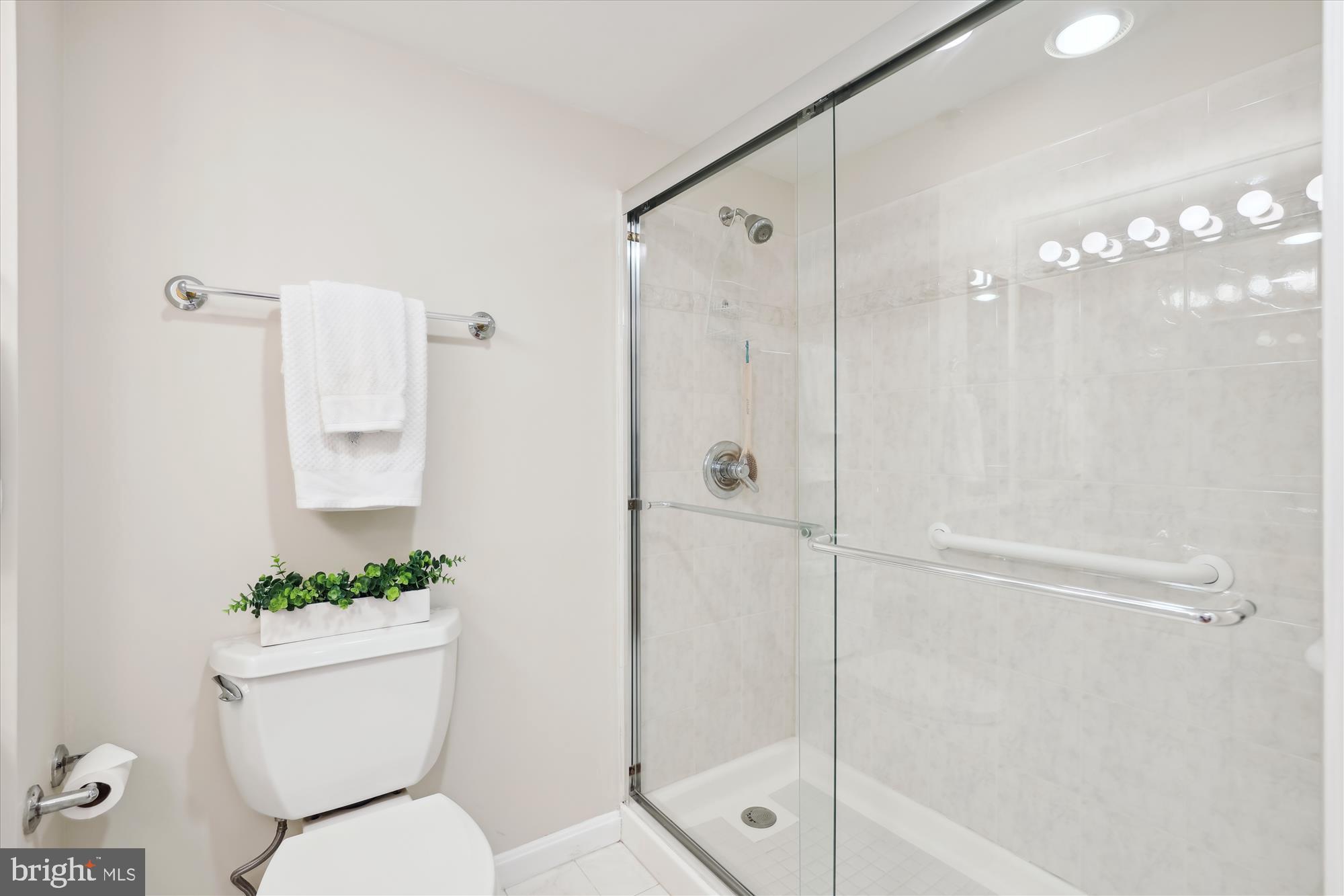 CARLYLE TOWERS CONDOMINIUM - Residential