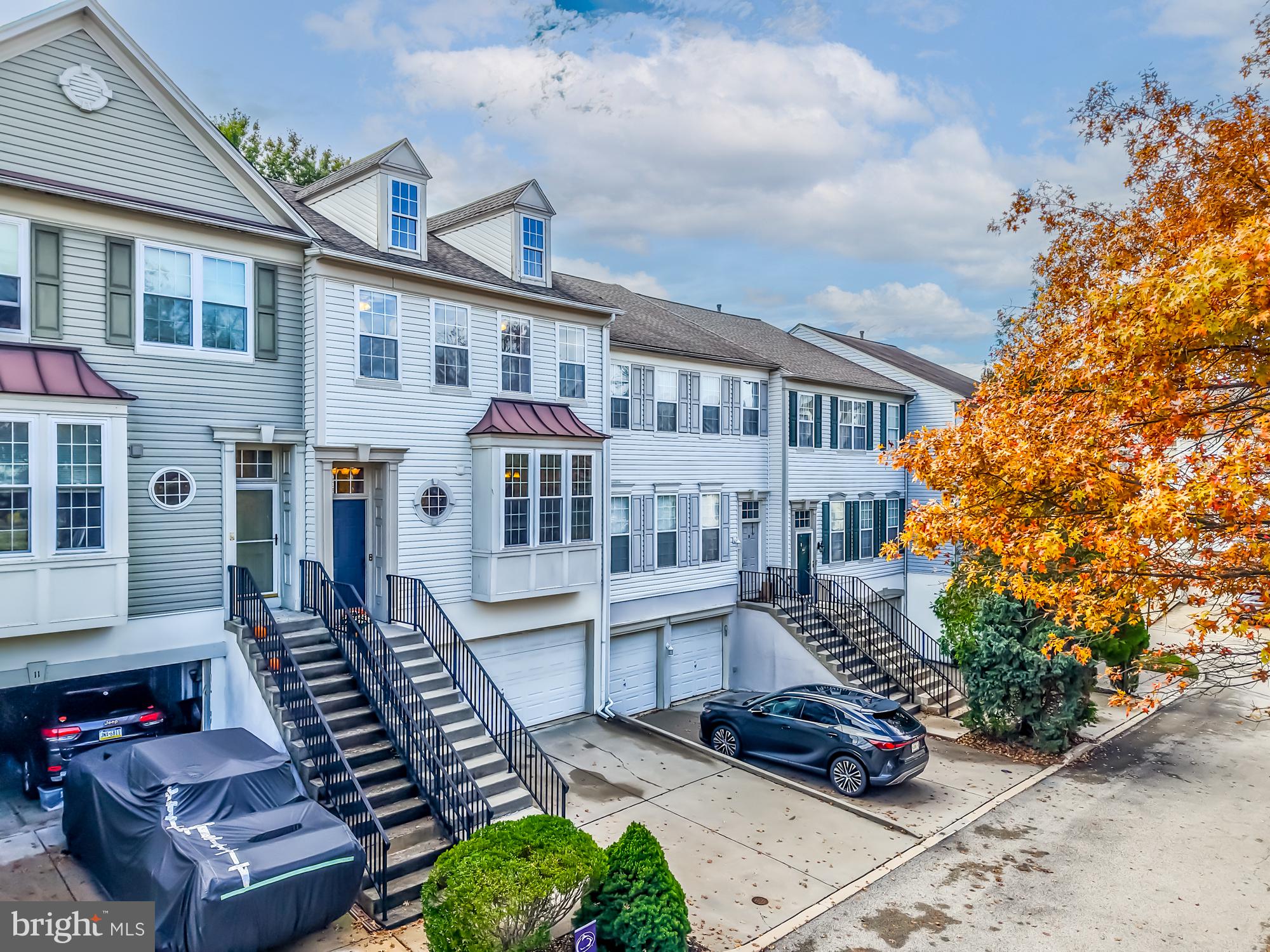 10 HONEY LOCUST COURT