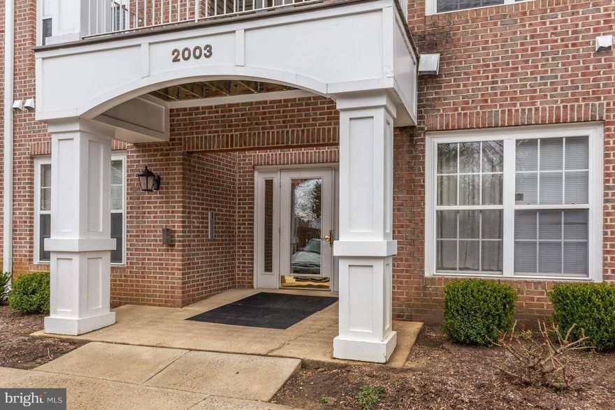 FABULOUS PENTHOUSE UNIT IN RIVERGATE! Vaulted ceilings in living room with gas fireplace.  Deck access from the living room and master bedroom. Laundry room off of kitchen. Master suite with walk-in closet and private bath.  Separate dining room. Kitchen with breakfast bar. Spiral staircase leads to loft area. Minutes to downtown Annapolis! Close proximity to major community routes.