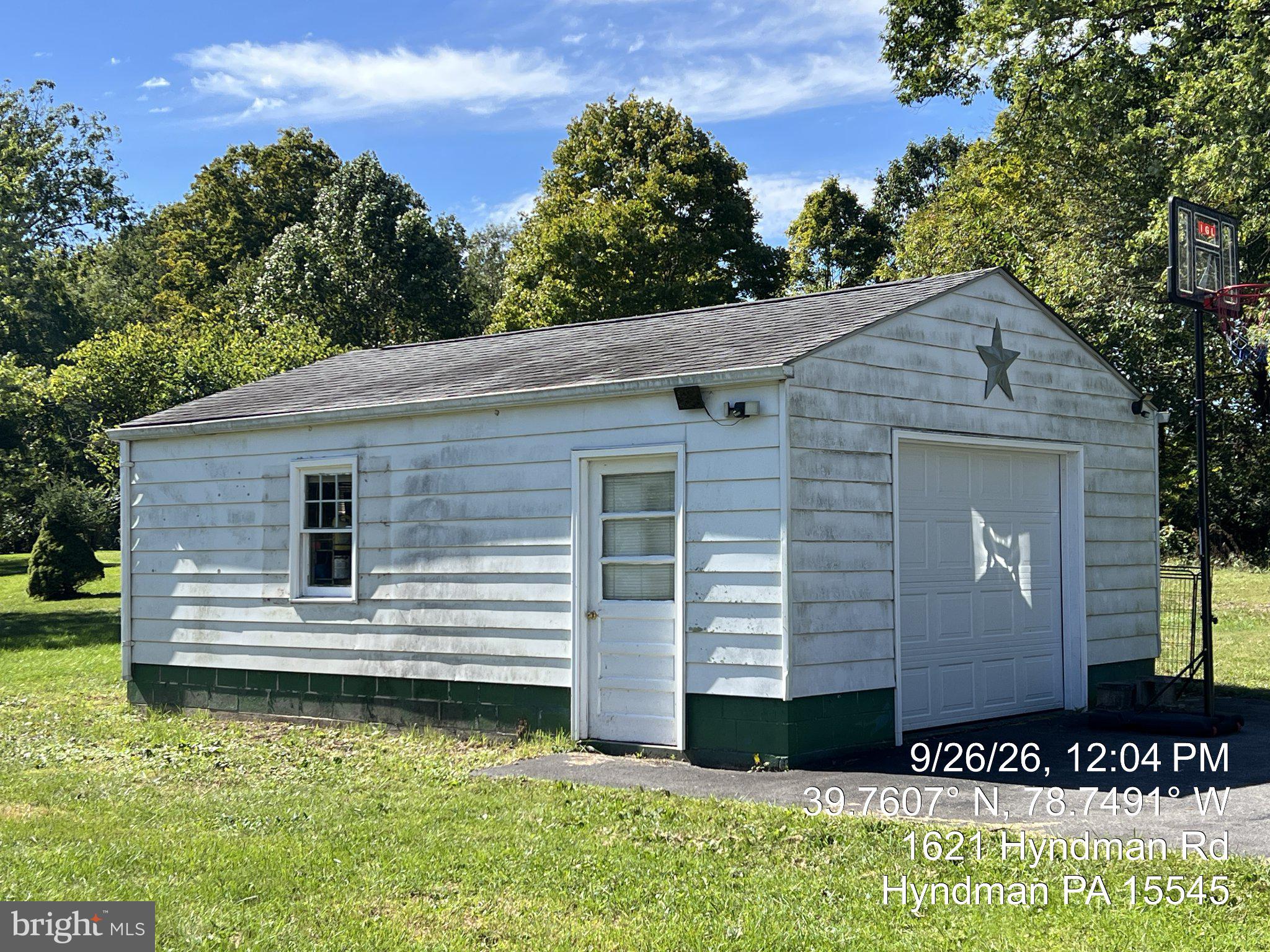 1621 HYNDMAN ROAD