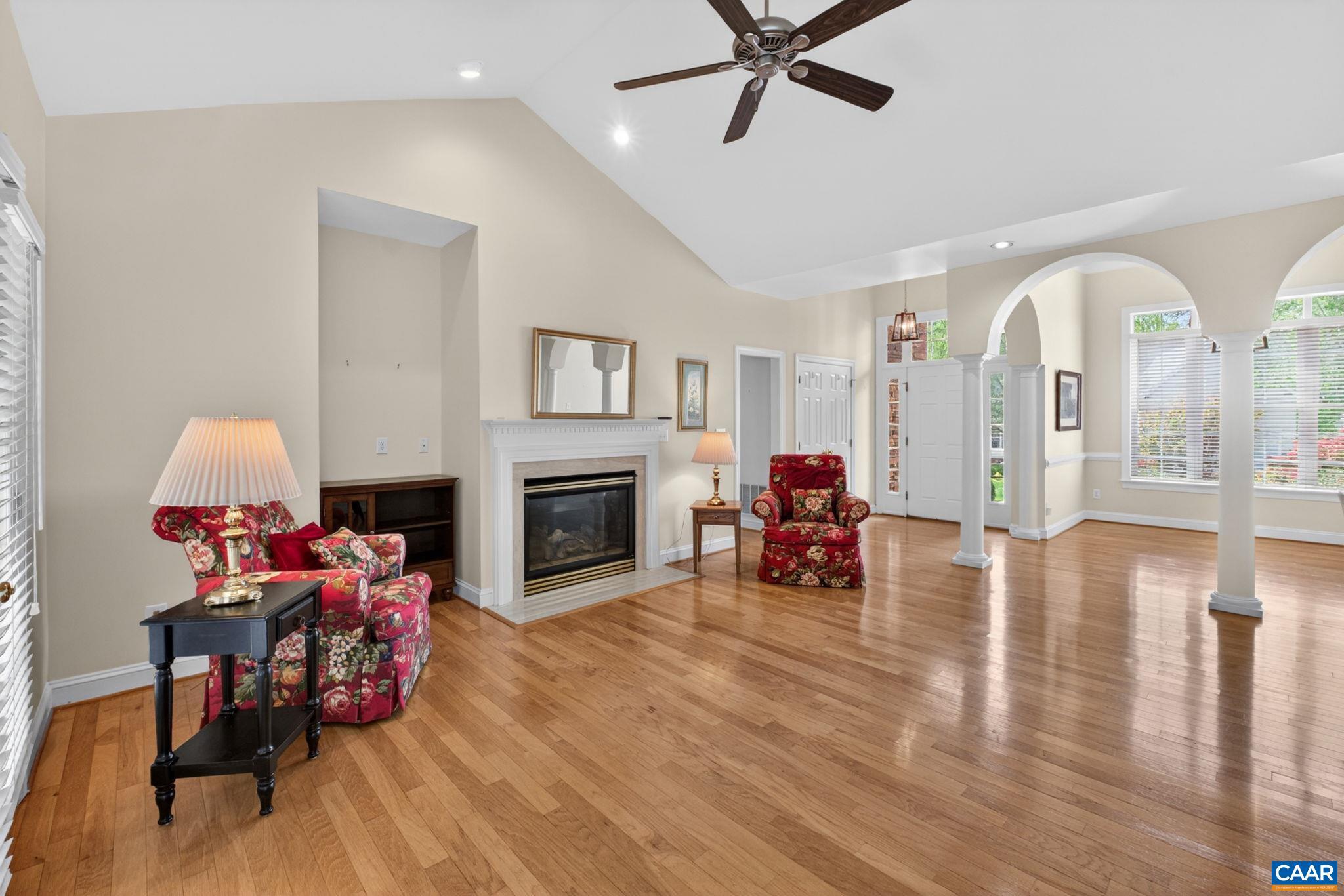 1804 CREEKVIEW LN