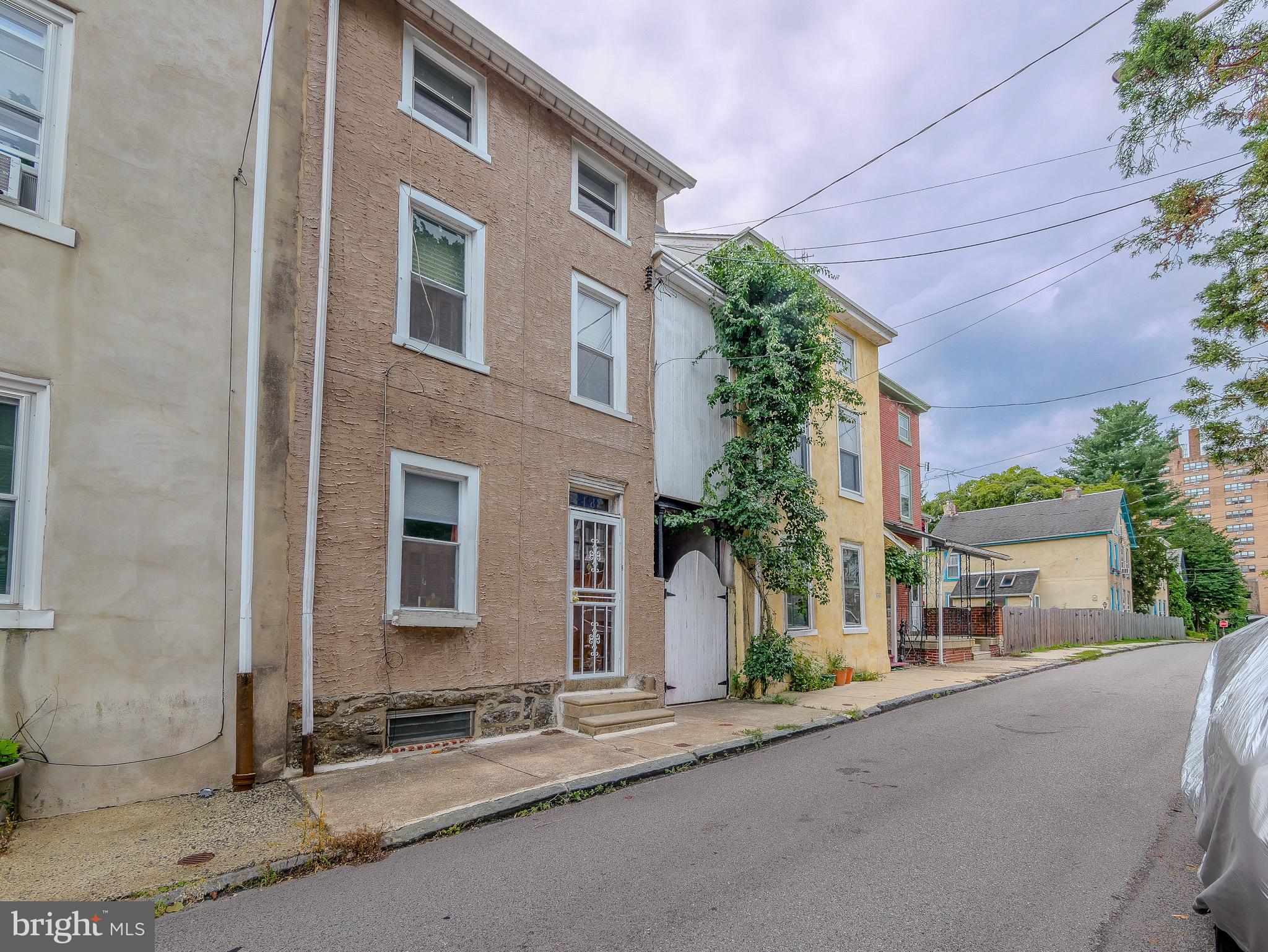 418 W WOODLAWN STREET
