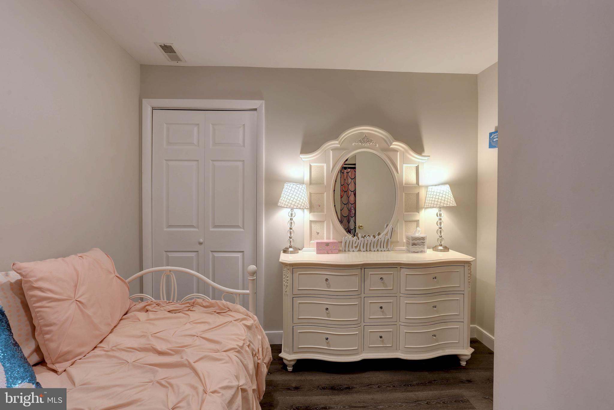 CREEK VIEW - Residential