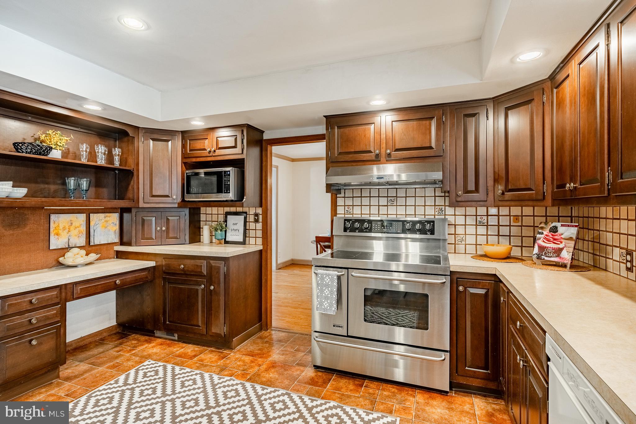 WILLOW MANOR - Residential