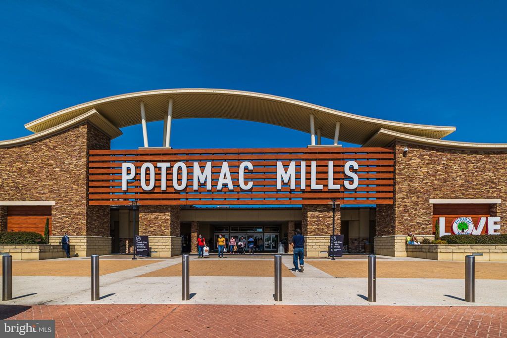 Photo of 1066 Gardenview Loop #304, WOODBRIDGE, VA 22191 (MLS # VAPW2107232)