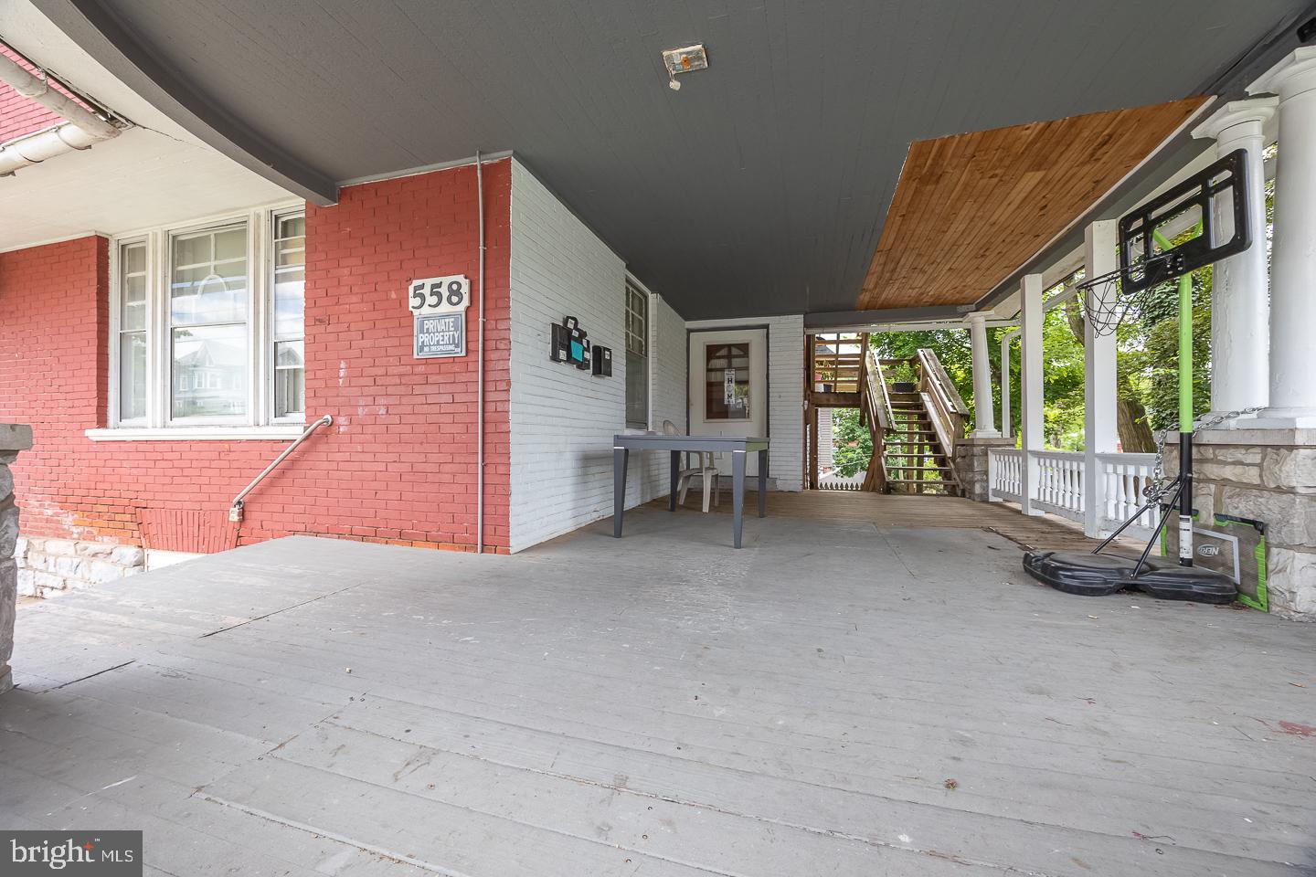 558 E LINCOLN HIGHWAY