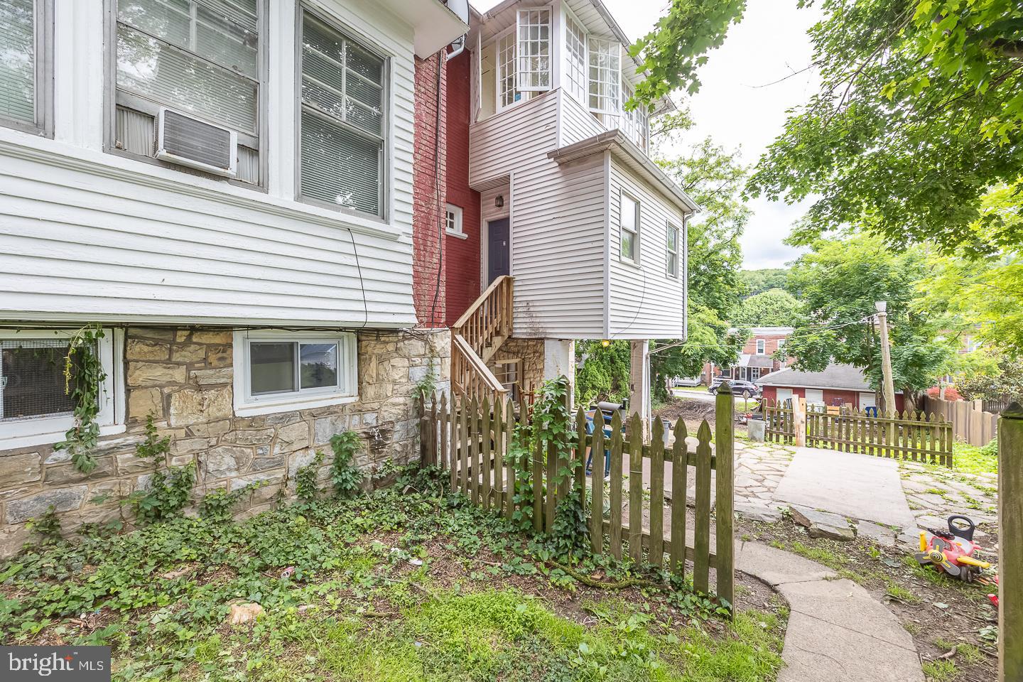 558 E LINCOLN HIGHWAY