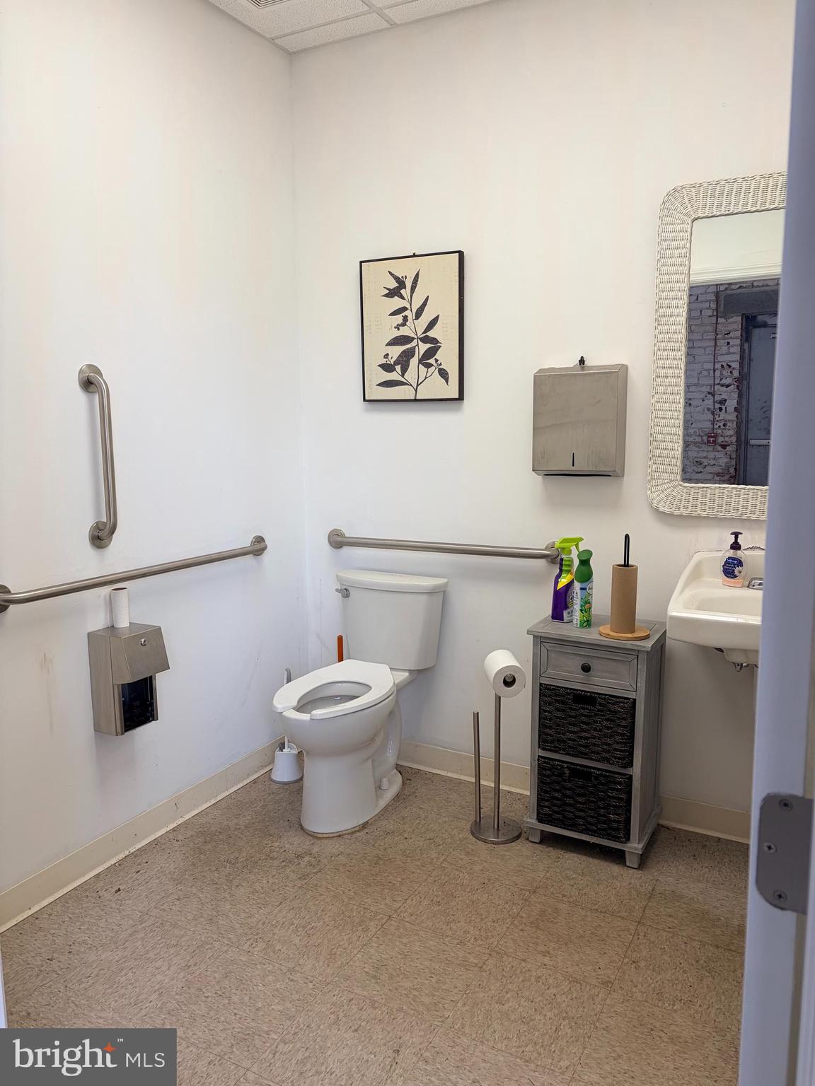 Main image without alt text