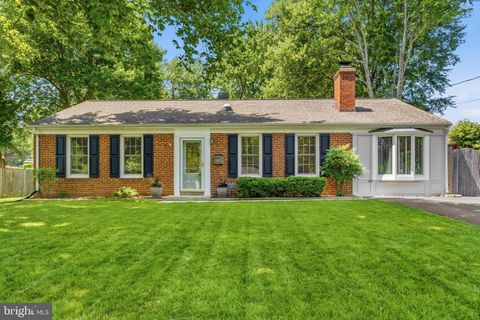 Photo of 3609 Embassy Lane, FAIRFAX, VA 22030 (MLS # VAFC2008274)