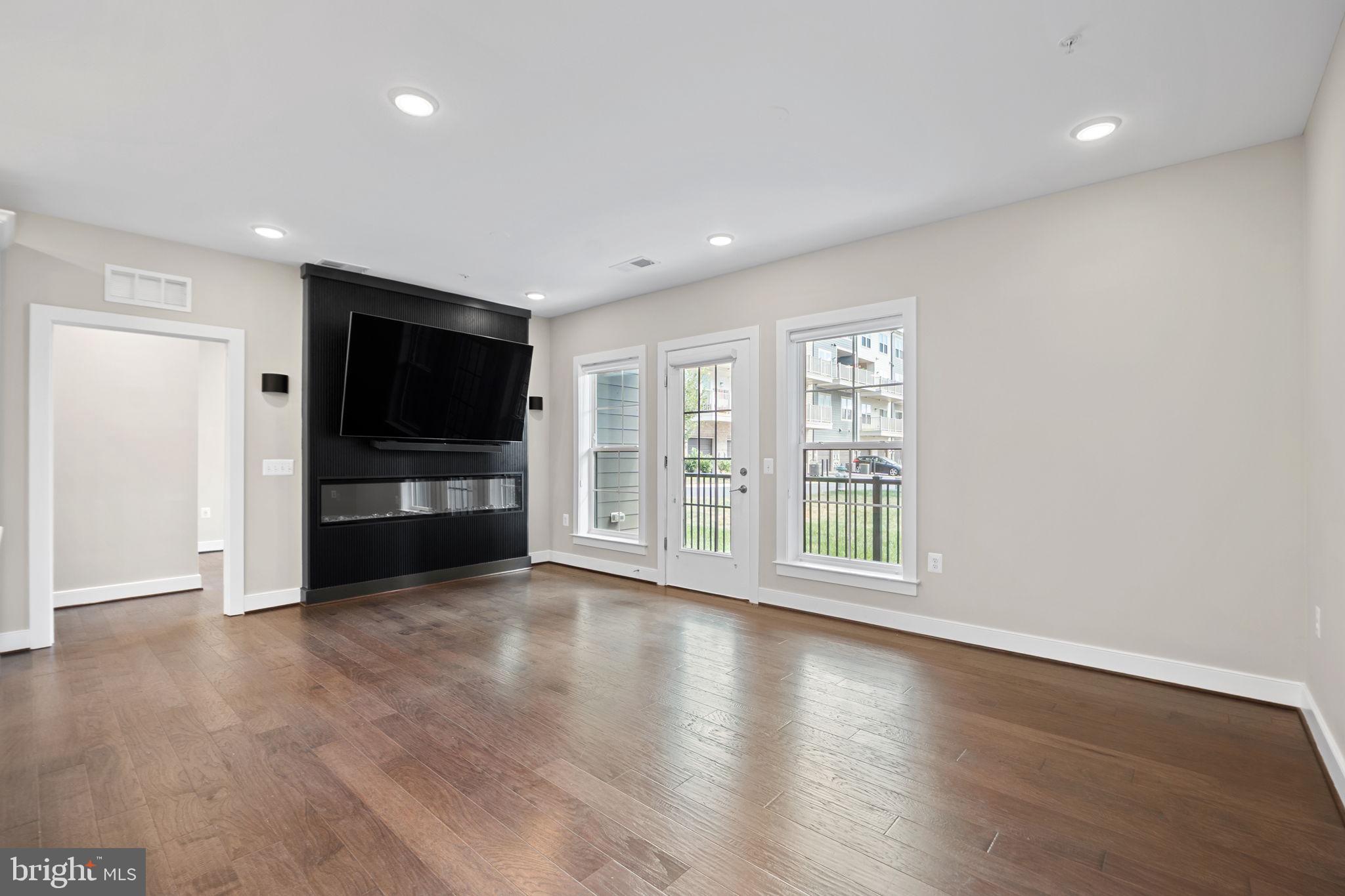 210 DECOVERLY DRIVE 106