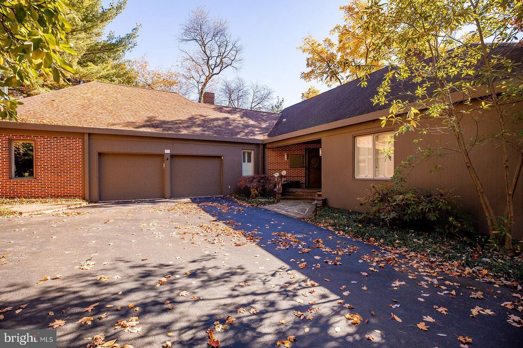 Photo of 723 BUCKWOOD LN, LITITZ, PA 17543 (MLS # PALA2027226)