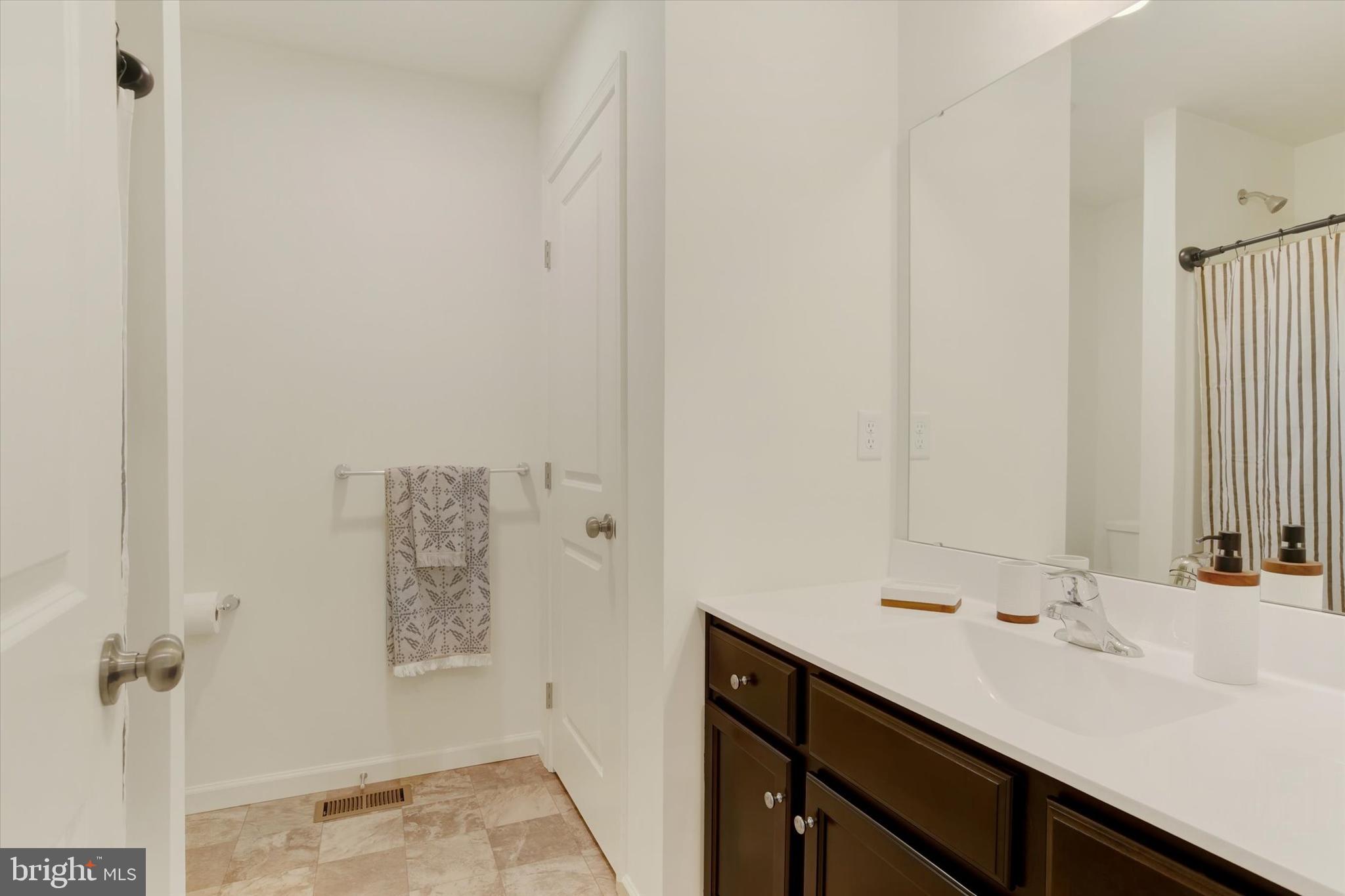 EASTVALE GROVE - Residential