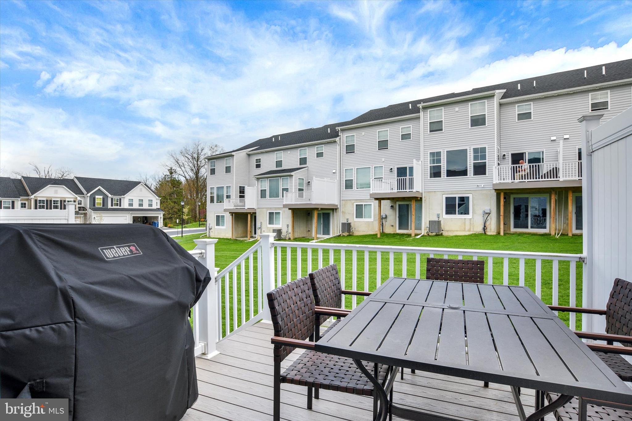 EASTVALE GROVE - Residential