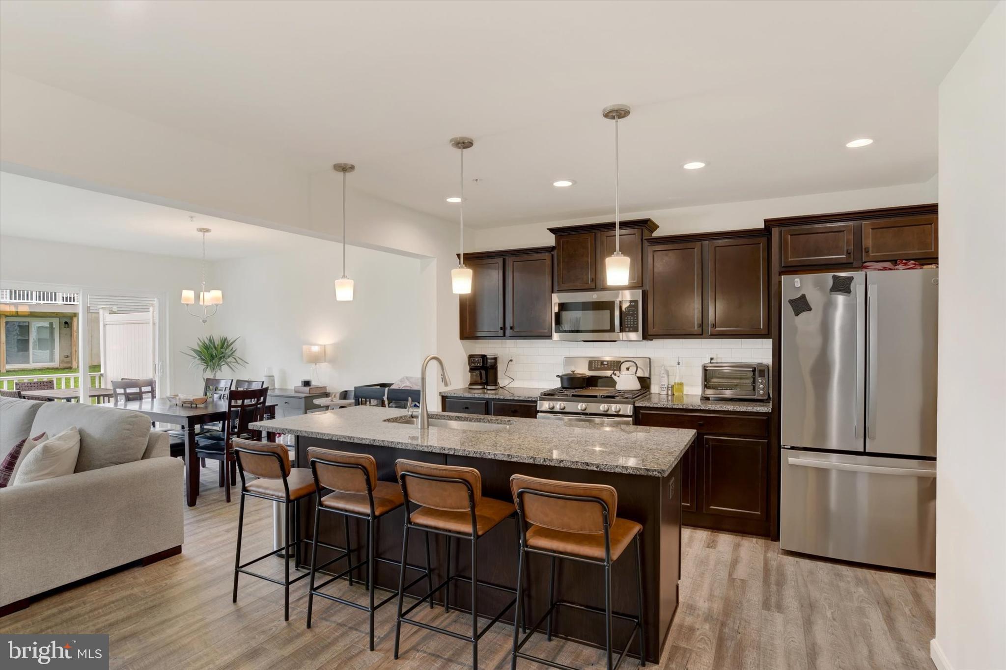 EASTVALE GROVE - Residential