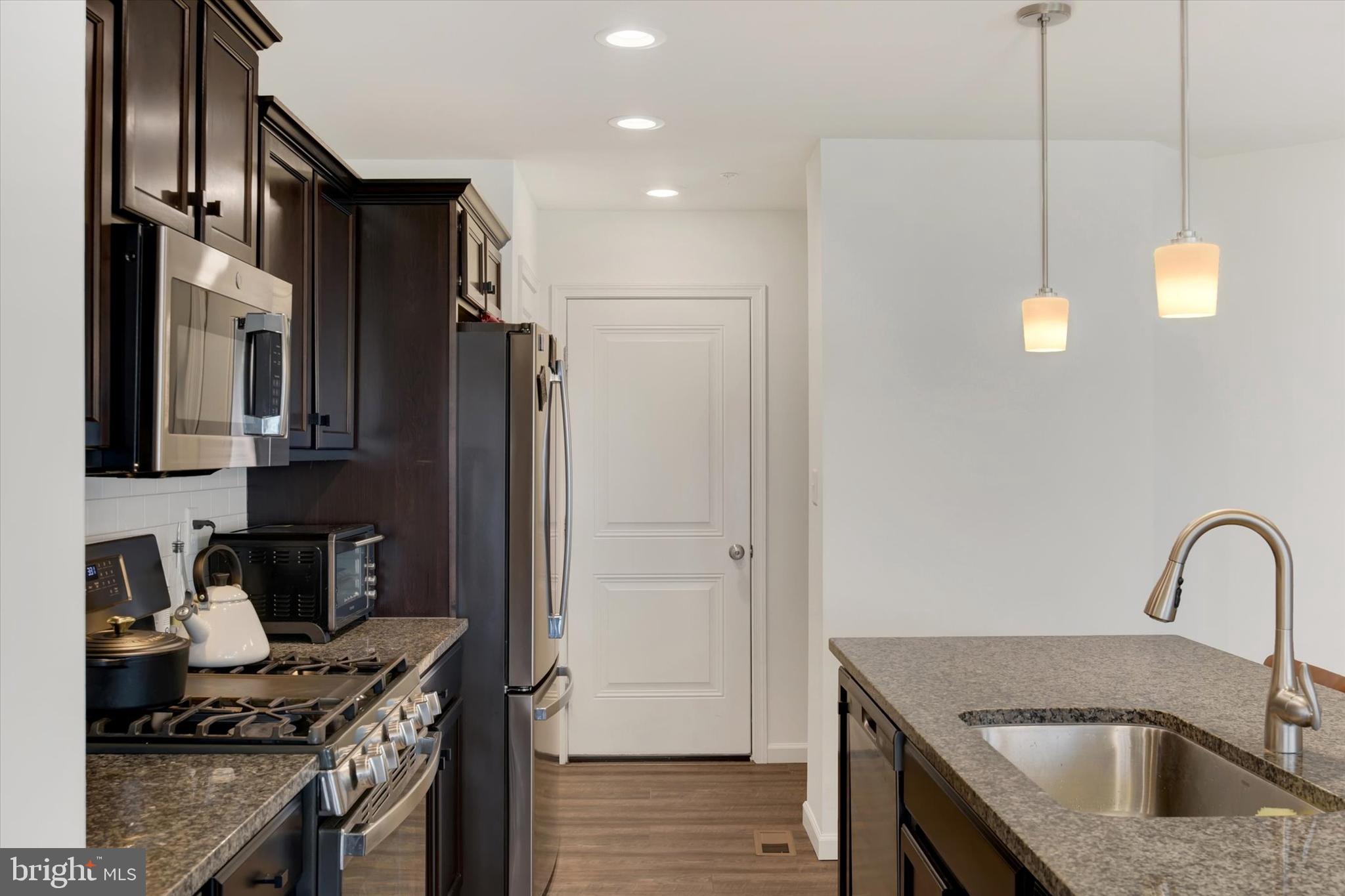 EASTVALE GROVE - Residential