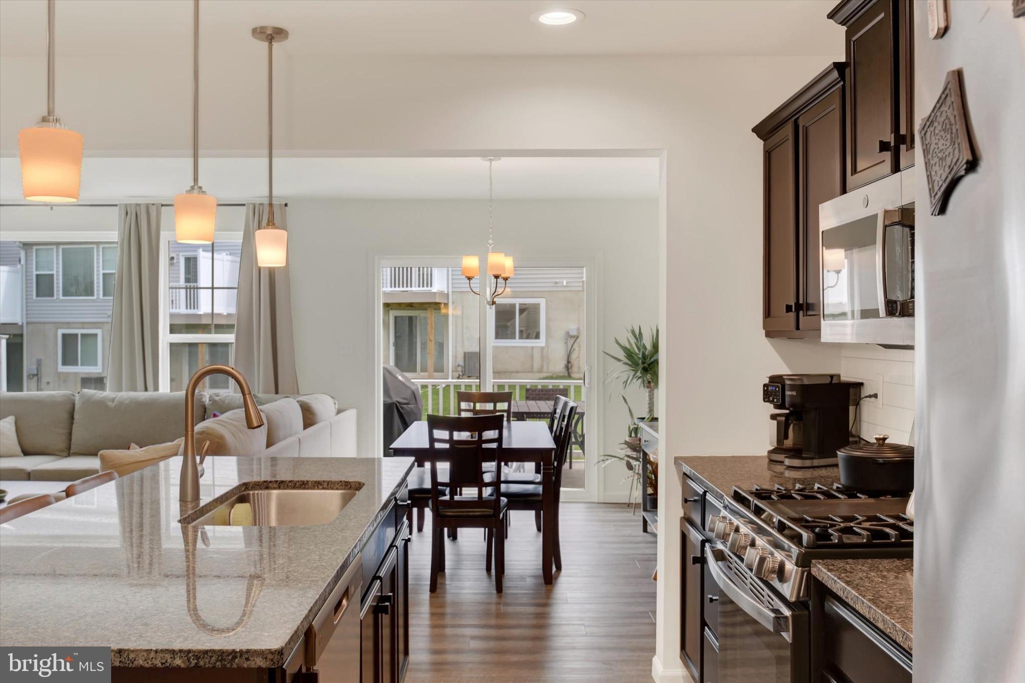 EASTVALE GROVE - Residential