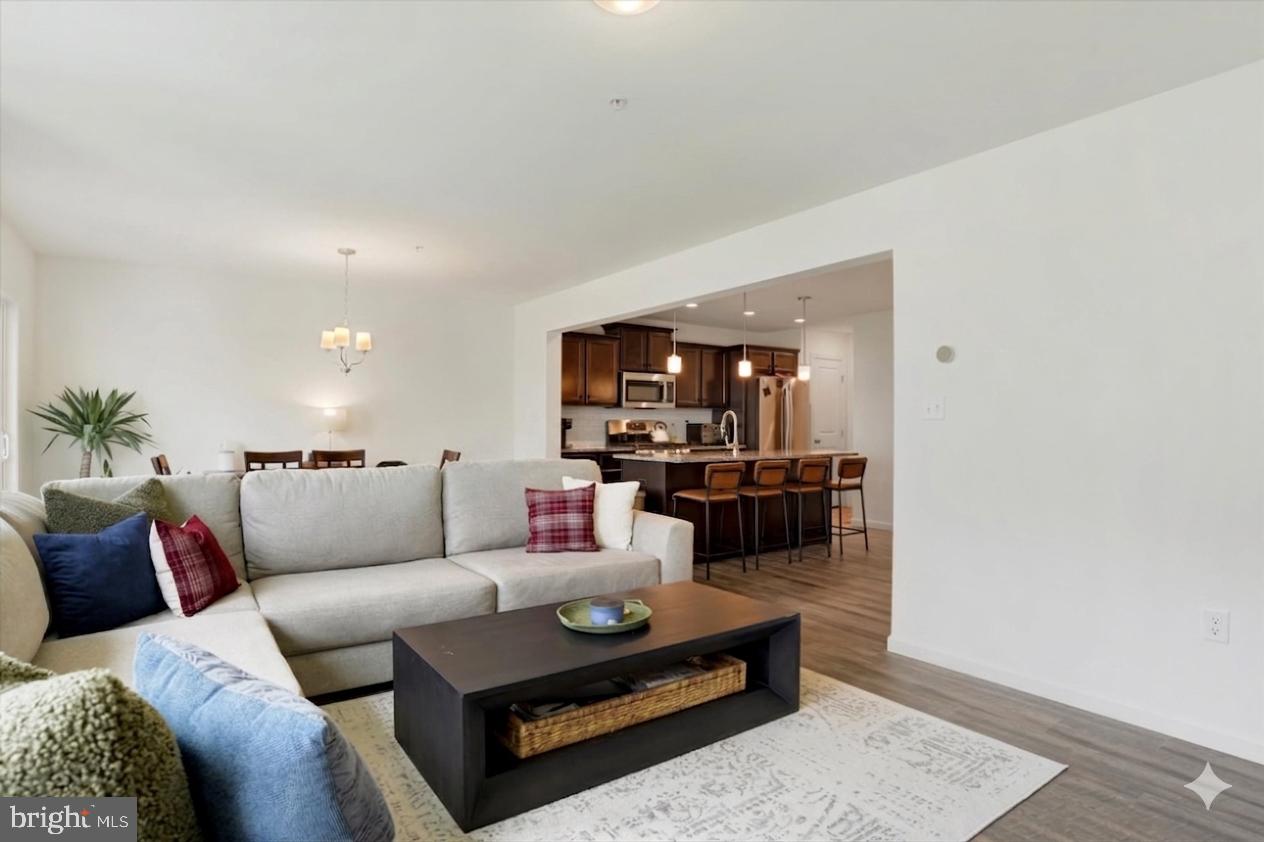 EASTVALE GROVE - Residential