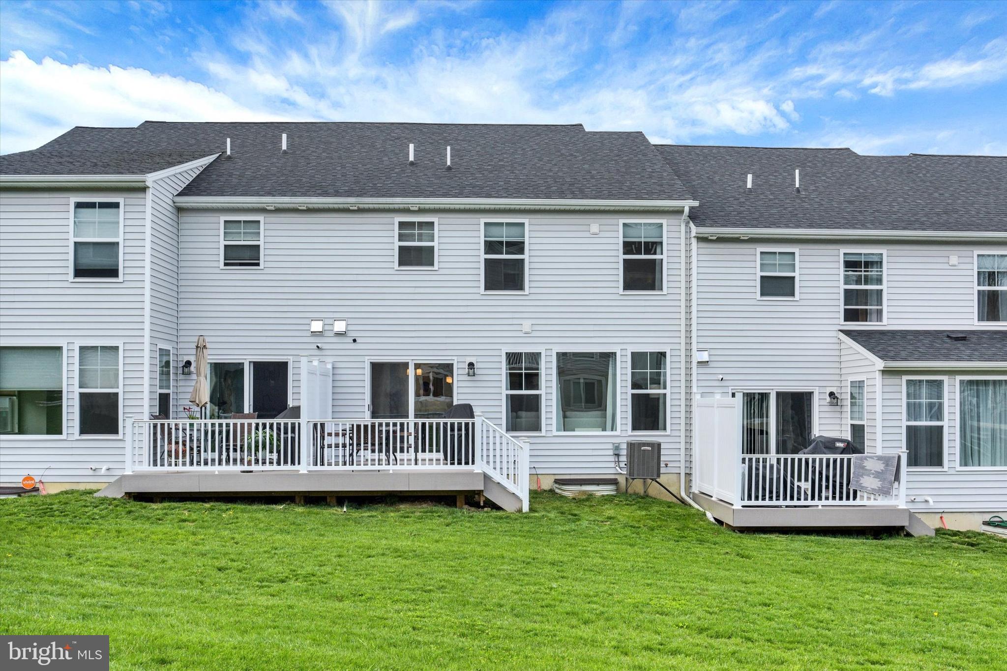 EASTVALE GROVE - Residential