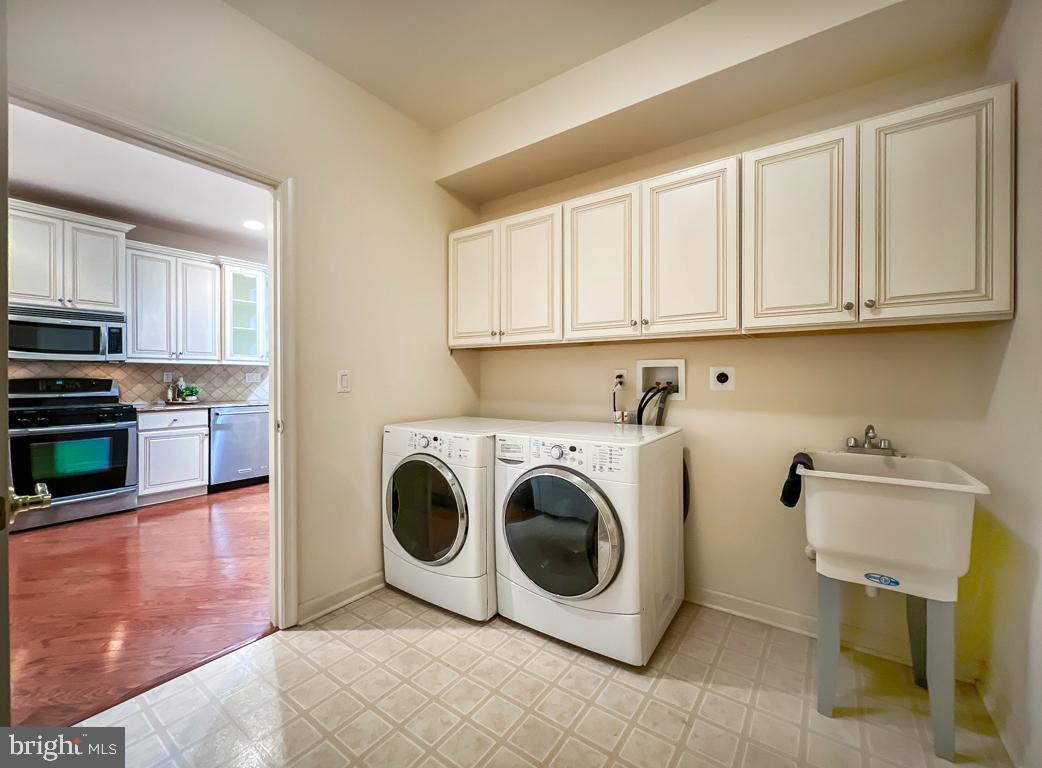 VILLAS OF NEWTOWN - Residential