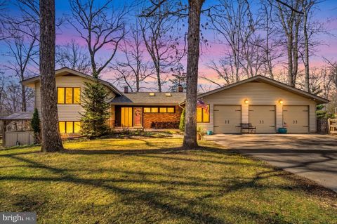 Photo of 18900 Woodway Drive, ROCKVILLE, MD 20855 (MLS # MDMC2217500)