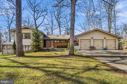 Photo of 18900 Woodway Drive, ROCKVILLE, MD 20855 (MLS # MDMC2217500)