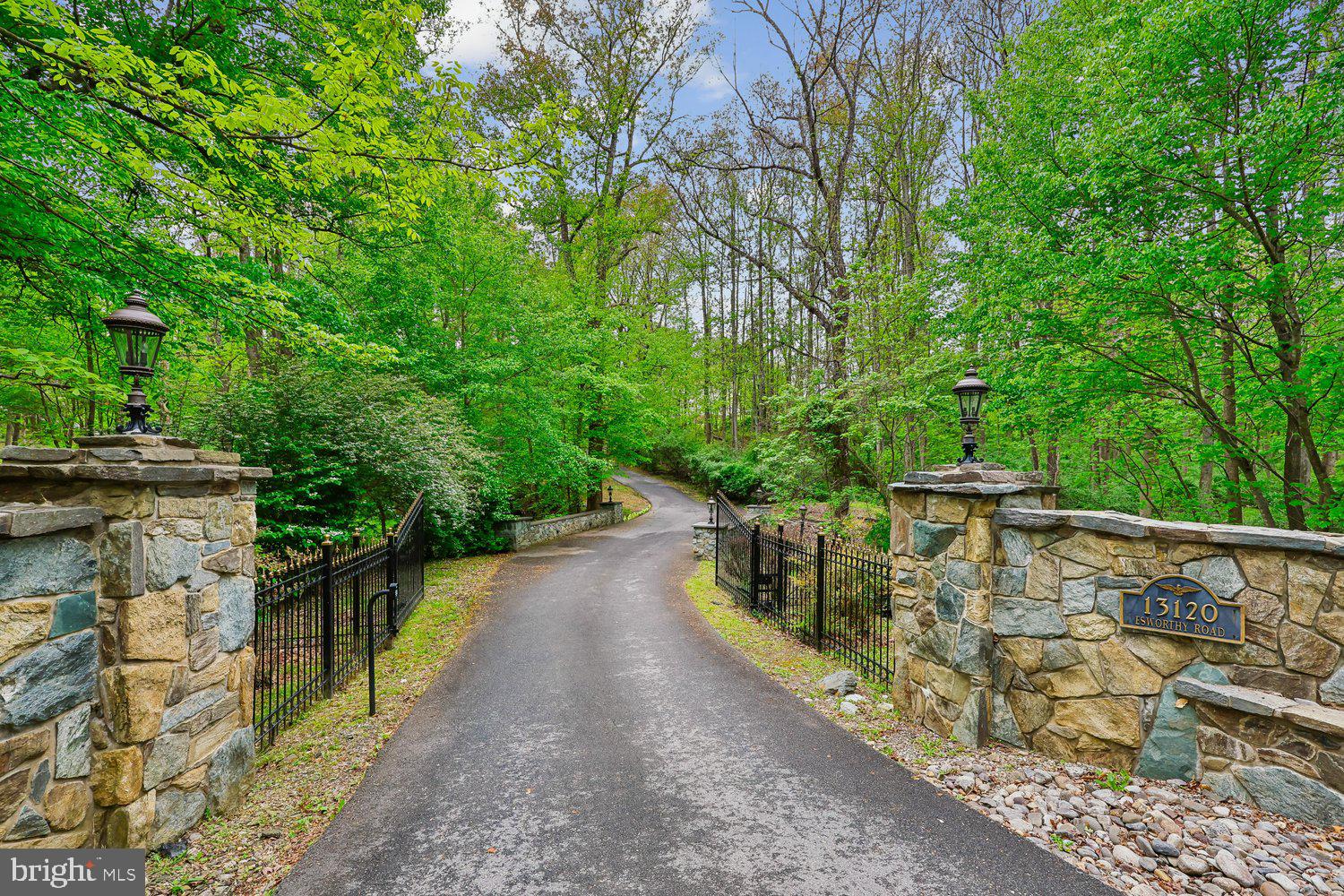 ESWORTHY PARK - Residential
