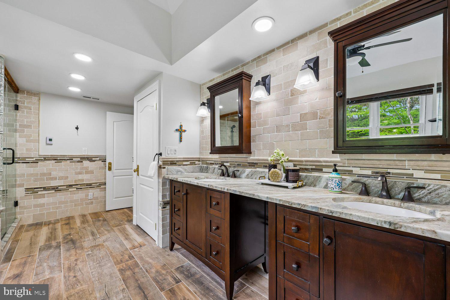 ESWORTHY PARK - Residential