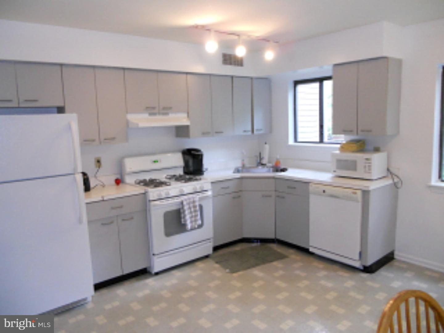 EAST FALLS - Residential Lease