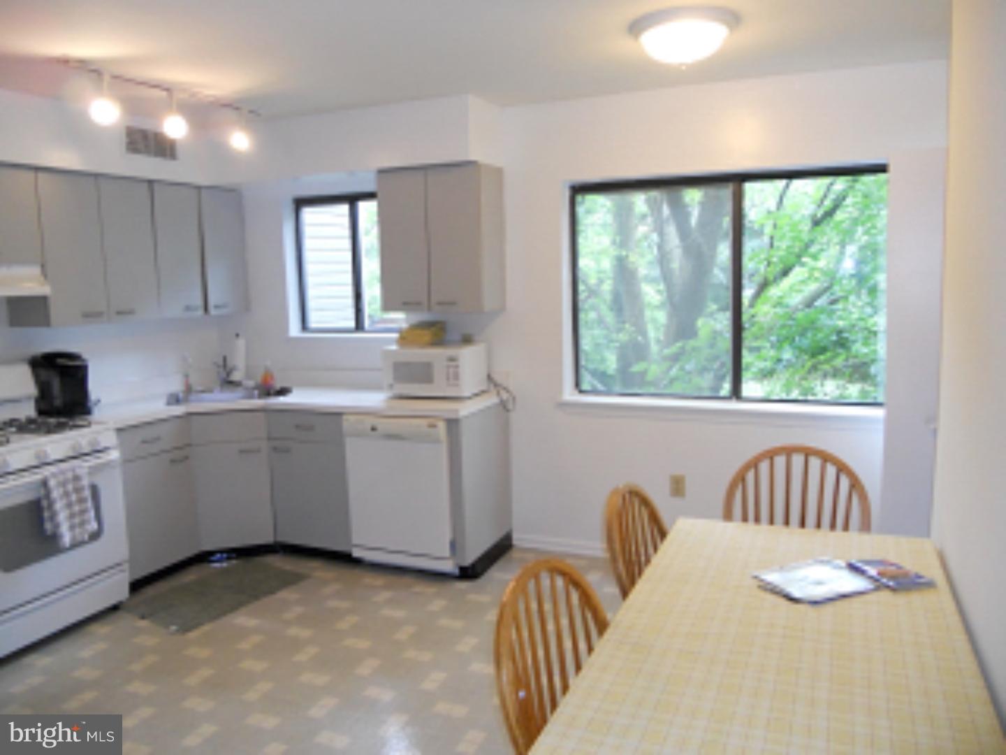 EAST FALLS - Residential Lease