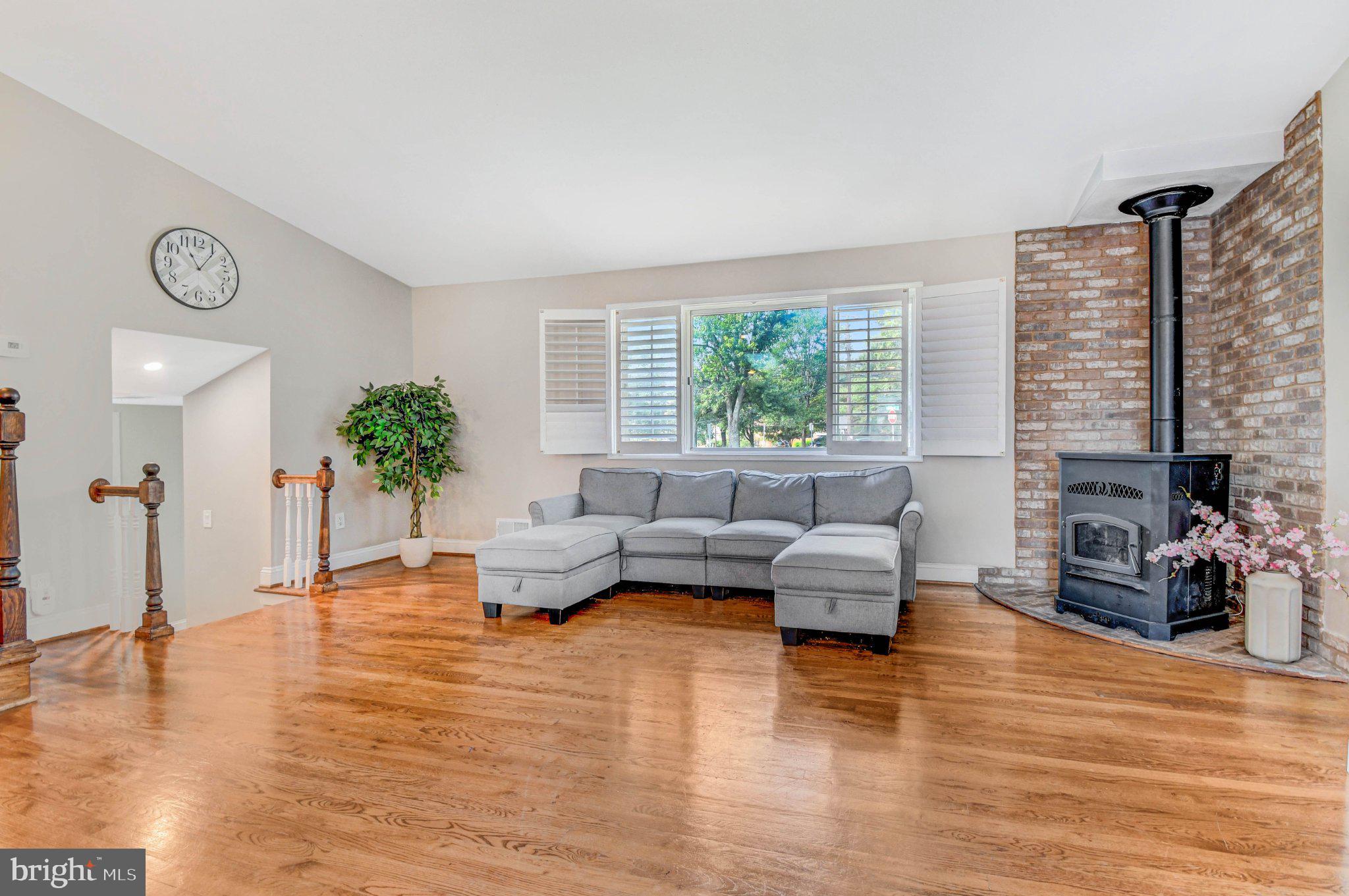 919 PLAYFORD LANE