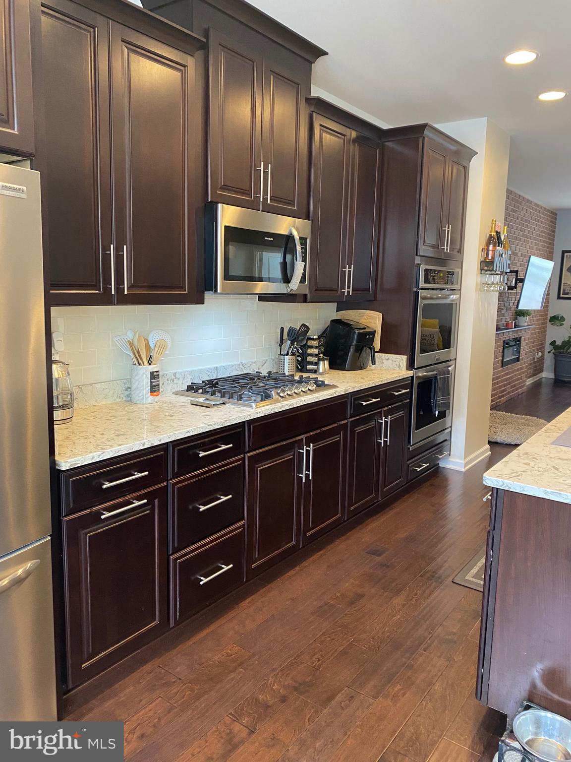 METRO POINTE - Residential